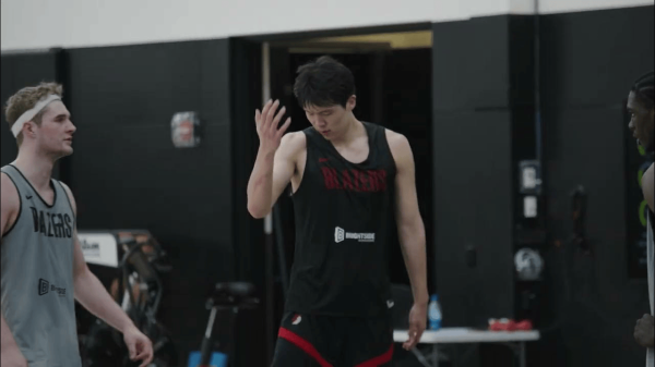 Yang Hansen cai trị các Blazers Trail để đào tạo thử nghiệm!