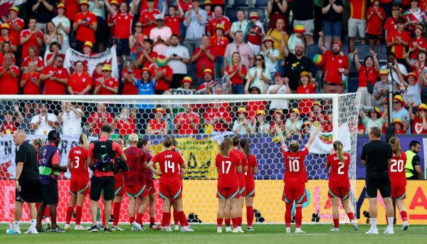 May mắn thay! Đội bóng đá nữ xứ Wales gặp phải tai nạn giao thông trên đường để huấn luyện, và cả đội đều an toàn