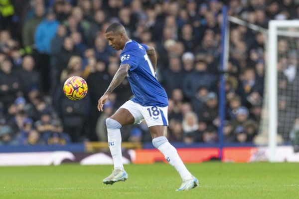 Truyền thông Anh: Tận dụng năng lượng còn lại, Ashley Young,